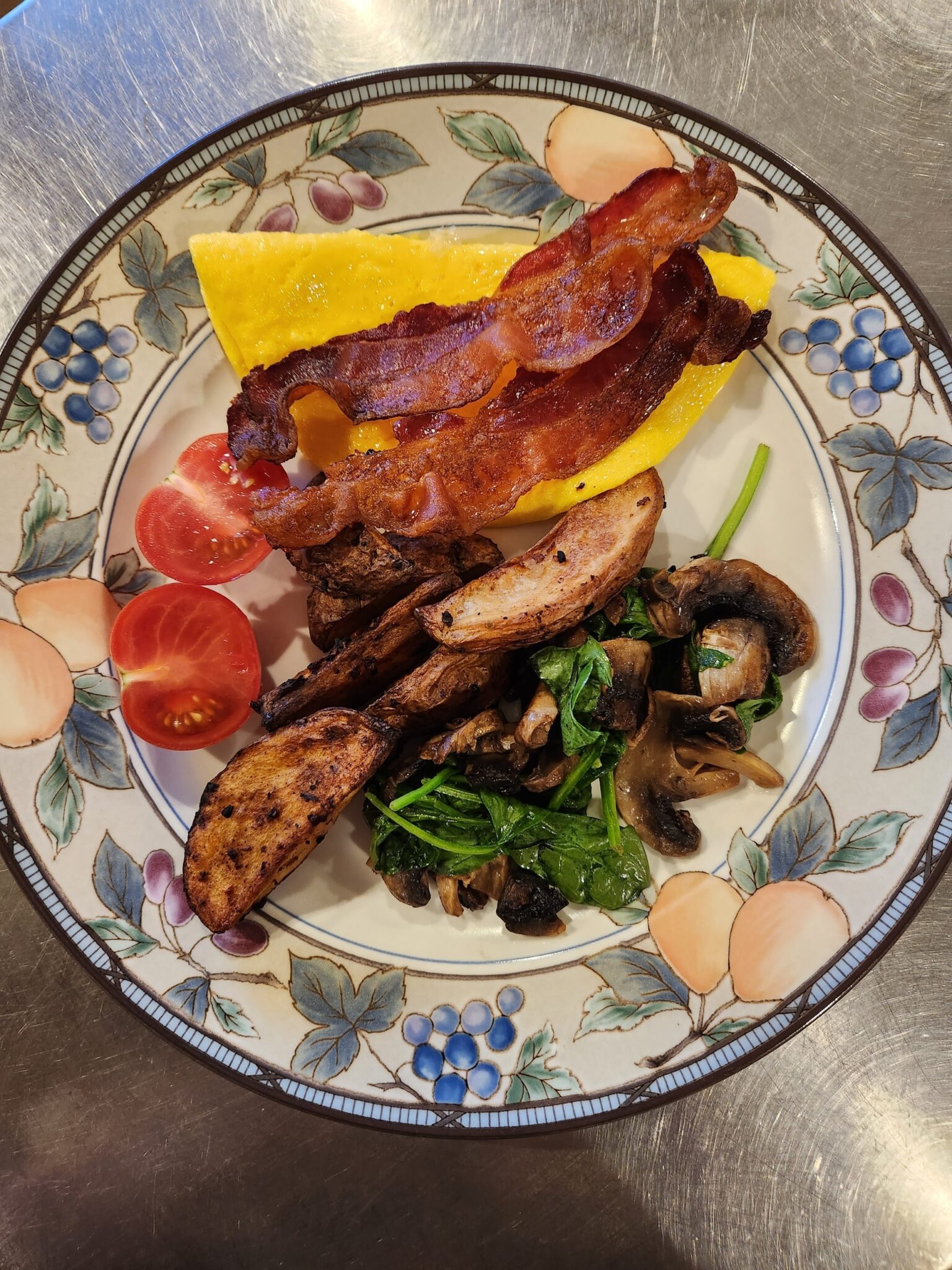 Cheese omelette, bacon, roasted potatoes, mushrooms, spinach, tomatoes