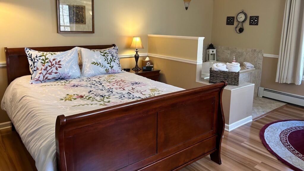 The Curci Room Queen Bed and Two-Person Soaking Tub